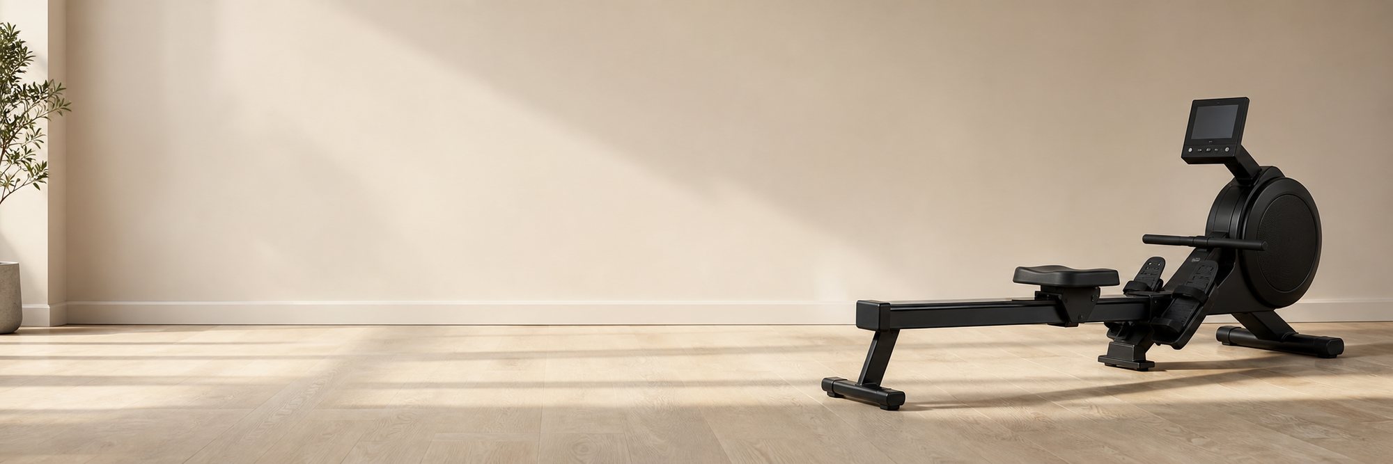 Máquina de remo magnética en el salón de una casa con suelo de madera clara